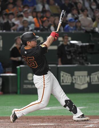 　５回、岡本は左越えに２打席連続の５号２ランを放つ（撮影・佐藤厚）