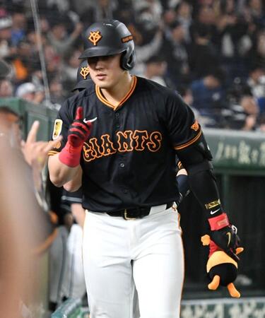 　５回、岡本は左越えに２打席連続の５号２ランを放ち、ナインの出迎えを受ける（撮影・佐藤厚）