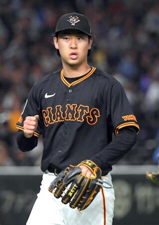 　１回、３者連続三振を奪いガッツポーズする山崎（撮影・佐藤厚）