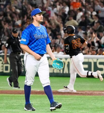 　３回、岡本（右）に本塁打を浴びたバウアー