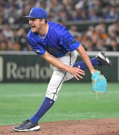 　巨人打線を相手に力投するバウアー（撮影・佐藤厚）