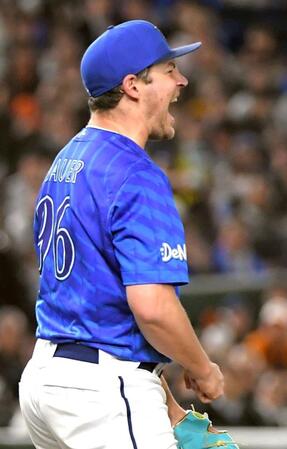 　１回、佐々木を三振に仕留め吠えるバウアー（撮影・佐藤厚）