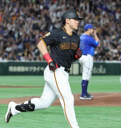 　５回、２打席連続本塁打となる２ランを放ち、一塁へ向かう岡本。後方はバウアー