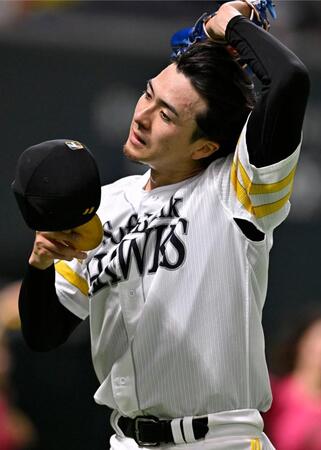 　先制を許した３回を投げ終え、汗を拭いながらベンチに戻る上沢