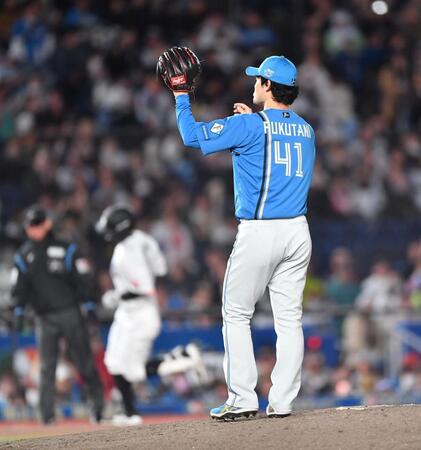 　８回、中村奨（後方）に左越えソロを打たれた福谷（撮影・開出牧）