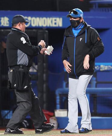 　６回、投手交代を告げる新庄監督