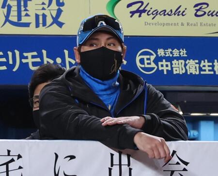 　７回、試合を見つめる新庄監督