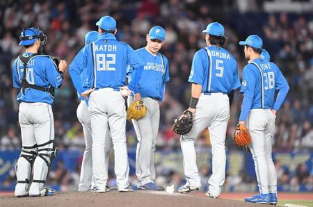 　６回途中で降板した加藤貴（中央）＝撮影・開出牧