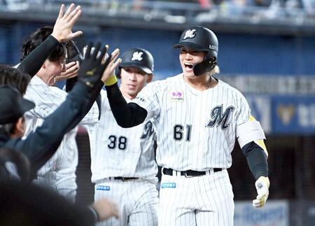 　６回、先制の左越え３ランを放ちナインとタッチを交わす山本（撮影・開出牧）