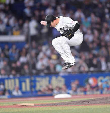 　３回、石井の折れたバットをジャンプしてよける田中晴（撮影・開出牧）