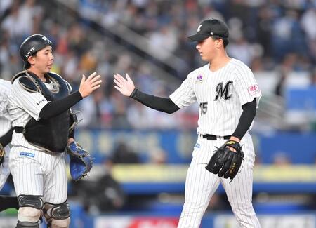 　１回、野村を空振り三振に仕留め、寺地（左）とタッチを交わす田中晴（撮影・開出牧）