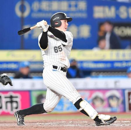 　５回、右越え二塁打を放つ寺地（撮影・開出牧）