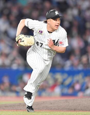 　８回、五十幡を一ゴロに打ち取り、ベースカバーに走る鈴木（撮影・開出牧）