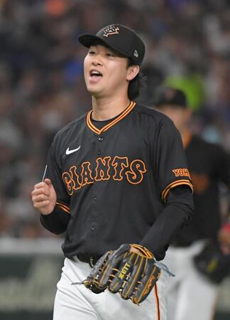 　２回、無死一、二塁のピンチを無失点に抑えガッツポーズする山崎（撮影・佐藤厚）