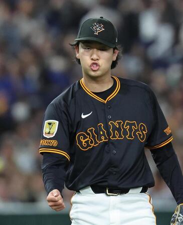 　６回、牧を空振り三振に仕留め、拳を握る山崎