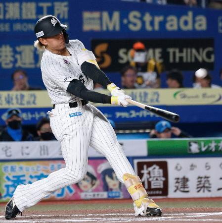 　６回ロッテ１死一、二塁、山本が左越えにプロ初本塁打となる先制３ランを放つ＝ＺＯＺＯマリン