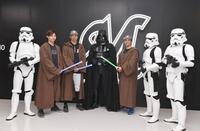 　スター・ウォーズのダース・ベイダー（中央）らキャラクターととポーズを決める（左から）藤原、岡、小島（撮影・開出牧）