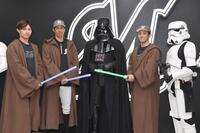 　スター・ウォーズのダース・ベイダー（中央）らキャラクターととポーズを決める（左から）藤原、岡、小島（撮影・開出牧）