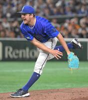 　巨人打線を相手に力投するバウアー（撮影・佐藤厚）