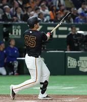 　５回、岡本が２打席連続となる２ランを放つ