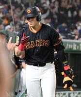 　５回、岡本は左越えに２打席連続の５号２ランを放ち、ナインの出迎えを受ける（撮影・佐藤厚）