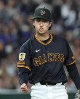 　６回、牧を空振り三振に仕留め、拳を握る山崎