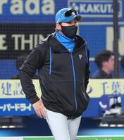 　７回、矢沢の交代を告げるためベンチを出る新庄監督