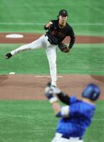 　１回、牧（下）を空振り三振に仕留める山崎