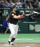 　３回、岡本が中越えにソロを放つ