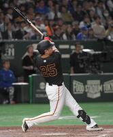 　５回、岡本は左越えに２打席連続の５号２ランを放つ（撮影・佐藤厚）