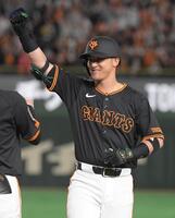 　１回、吉川は右前適時打を放ちガッツポーズを見せる（撮影・佐藤厚）