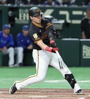 　１回、遊ゴロを放つ岡本。三走甲斐が生還