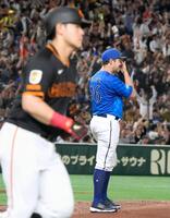 　５回、岡本（手前）に２打席連続本塁打となる２ランを浴びたバウアー