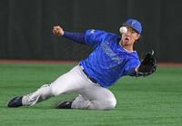 　２回、甲斐の中飛を好捕する梶原（撮影・佐藤厚）