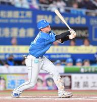 　６回、空振り三振に倒れた吉田（撮影・開出牧）