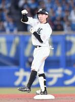 　５回、右越え二塁打を放ちガッツポーズを決める寺地（撮影・開出牧）