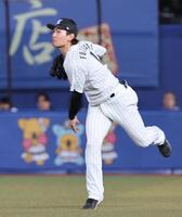  ４回、レイエスの打球を一塁へ送球し、右ゴロとした藤原