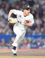 　８回、五十幡を一ゴロに打ち取り、ベースカバーに走る鈴木（撮影・開出牧）