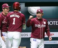 　３回、プロ１号の宗山を迎える三木監督（右）