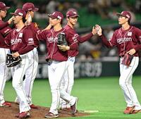 　ソフトバンクに勝利し、タッチする宗山（右から２人目）ら楽天ナイン