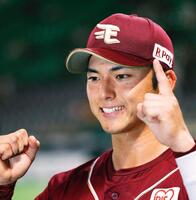 　インタビューを終え、ポーズをとる宗山