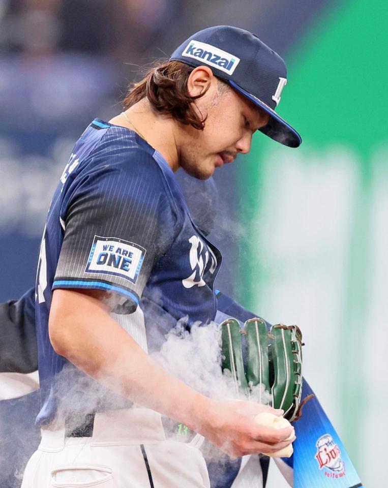 　２回、２者連続で四球を与えて満塁となり、ロジンバッグを握りしめる高橋（撮影・立川洋一郎）