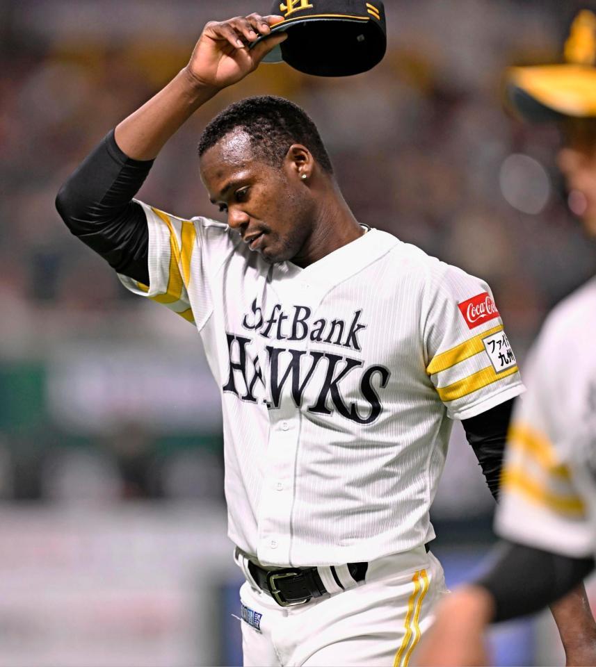 　先制を許した６回を投げ終え、汗を拭いながらベンチに戻るモイネロ