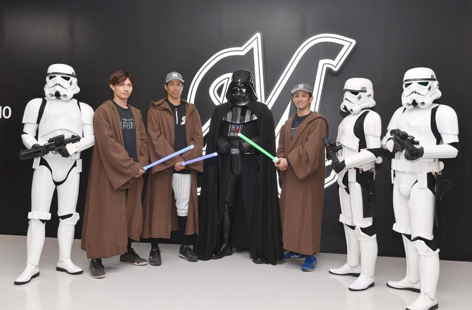 　スター・ウォーズのダース・ベイダー（中央）らキャラクターととポーズを決める（左から）藤原、岡、小島（撮影・開出牧）