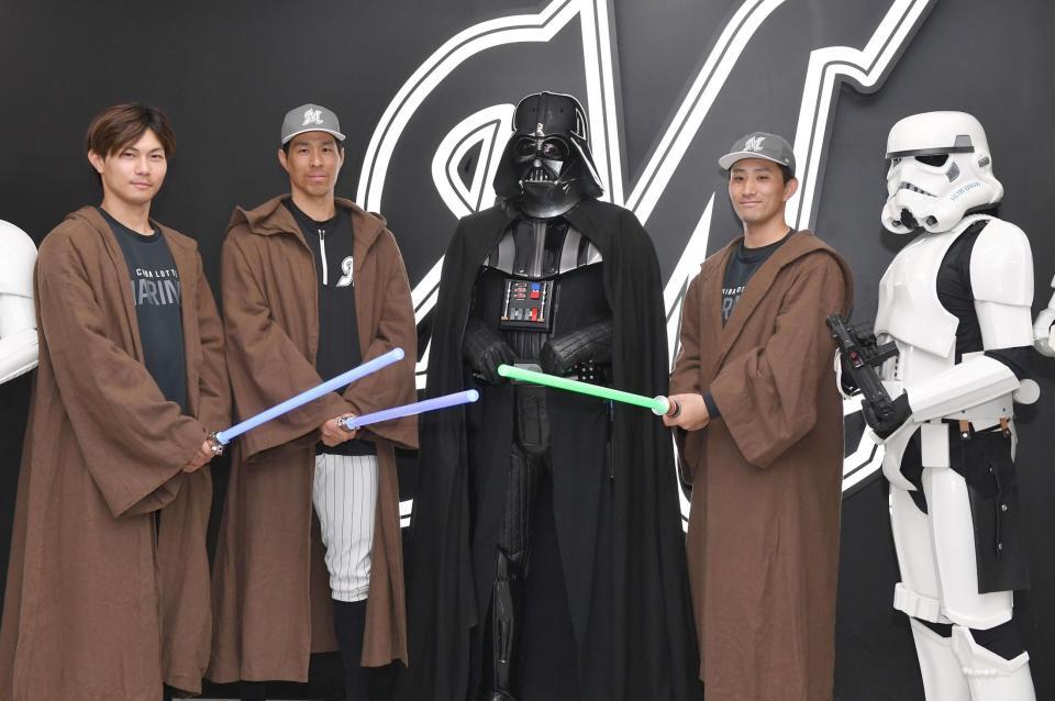 　スター・ウォーズのダース・ベイダー（中央）らキャラクターととポーズを決める（左から）藤原、岡、小島（撮影・開出牧）