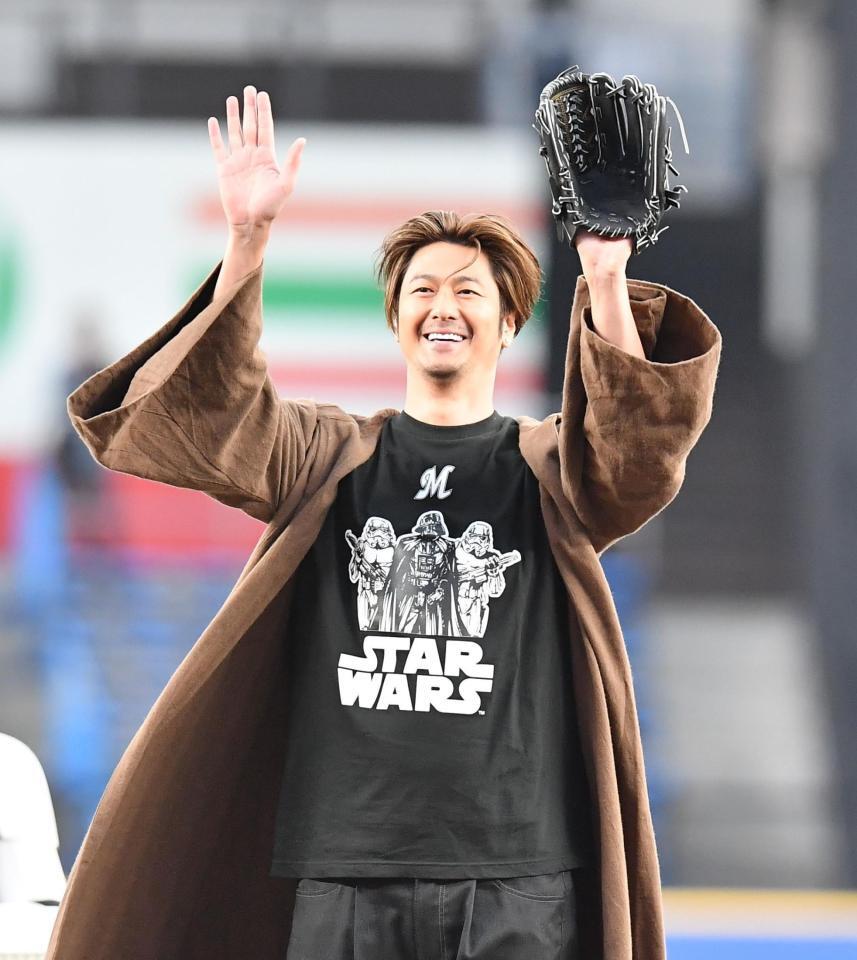 　始球式を務め歓声に応える速水もこみち（撮影・開出牧）