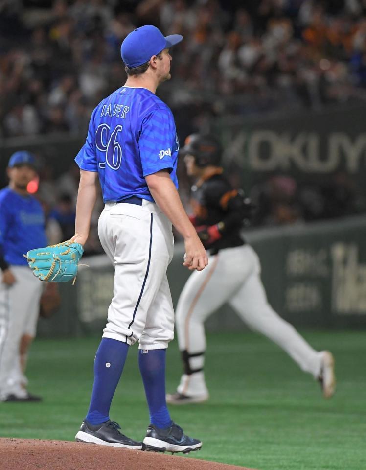 　３回、バウアーは岡本（右）に４号ソロを浴びる（撮影・佐藤厚）