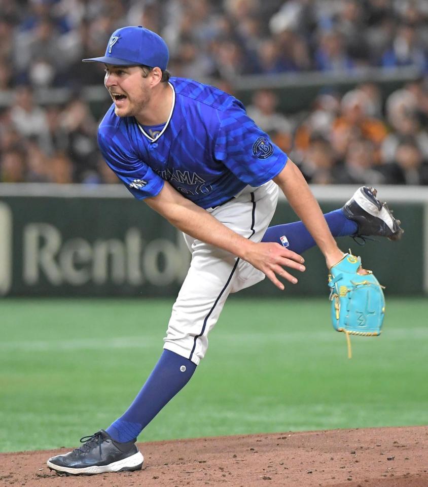 　巨人打線を相手に力投するバウアー（撮影・佐藤厚）