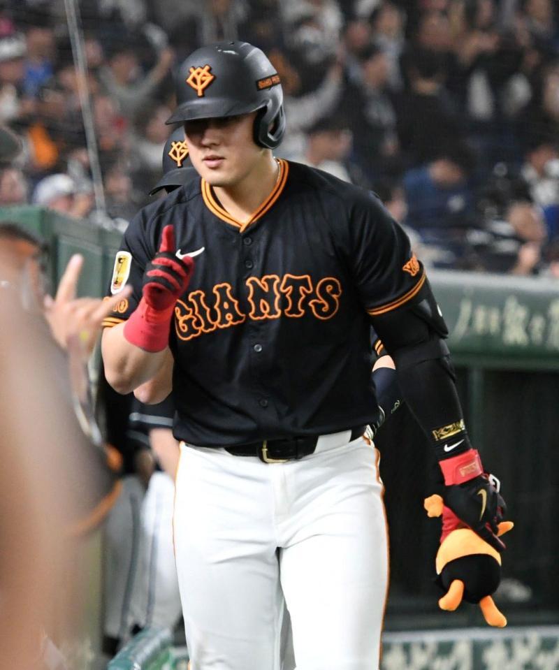 　５回、岡本は左越えに２打席連続の５号２ランを放ち、ナインの出迎えを受ける（撮影・佐藤厚）