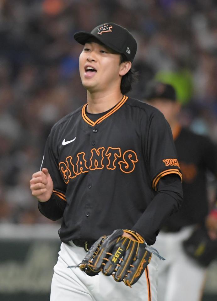 　２回、無死一、二塁のピンチを無失点に抑えガッツポーズする山崎（撮影・佐藤厚）